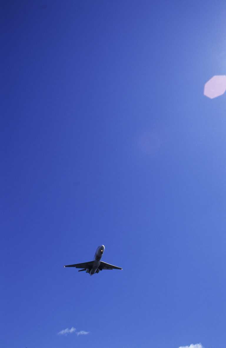Fly mot blå himmel på Fornebu flyplass, siste dag før stenging av flyplassen. Variasjoner over samme tema.