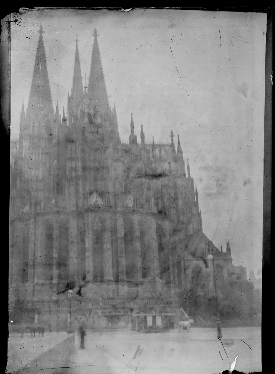 Gotisk katedral, trolig Kölner Dom. Mennesker foran bygningen.