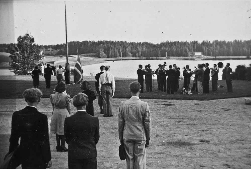 Flaggheising på Romerike Folkehøyskole.