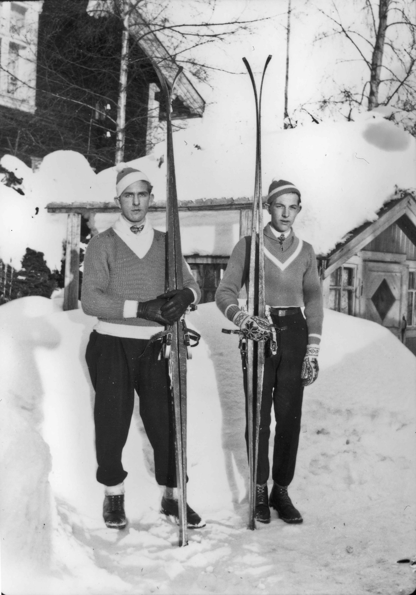 2 menn med ski.