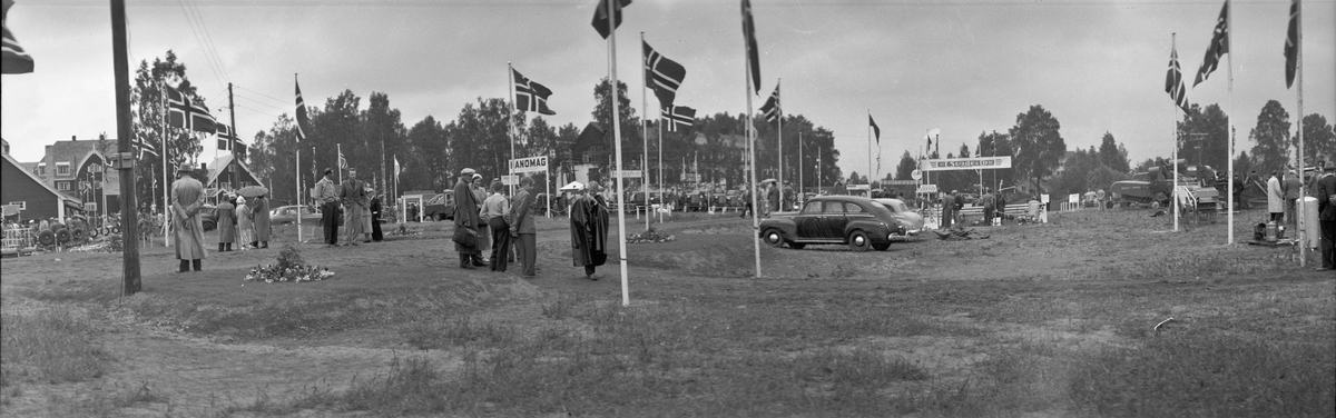 Panoramabilde fra Eidsvoll Bygdeutstilling i 1955. Ved Eidsvoll Landsgymnas, som kan sees i bakgrunnen til venstre.