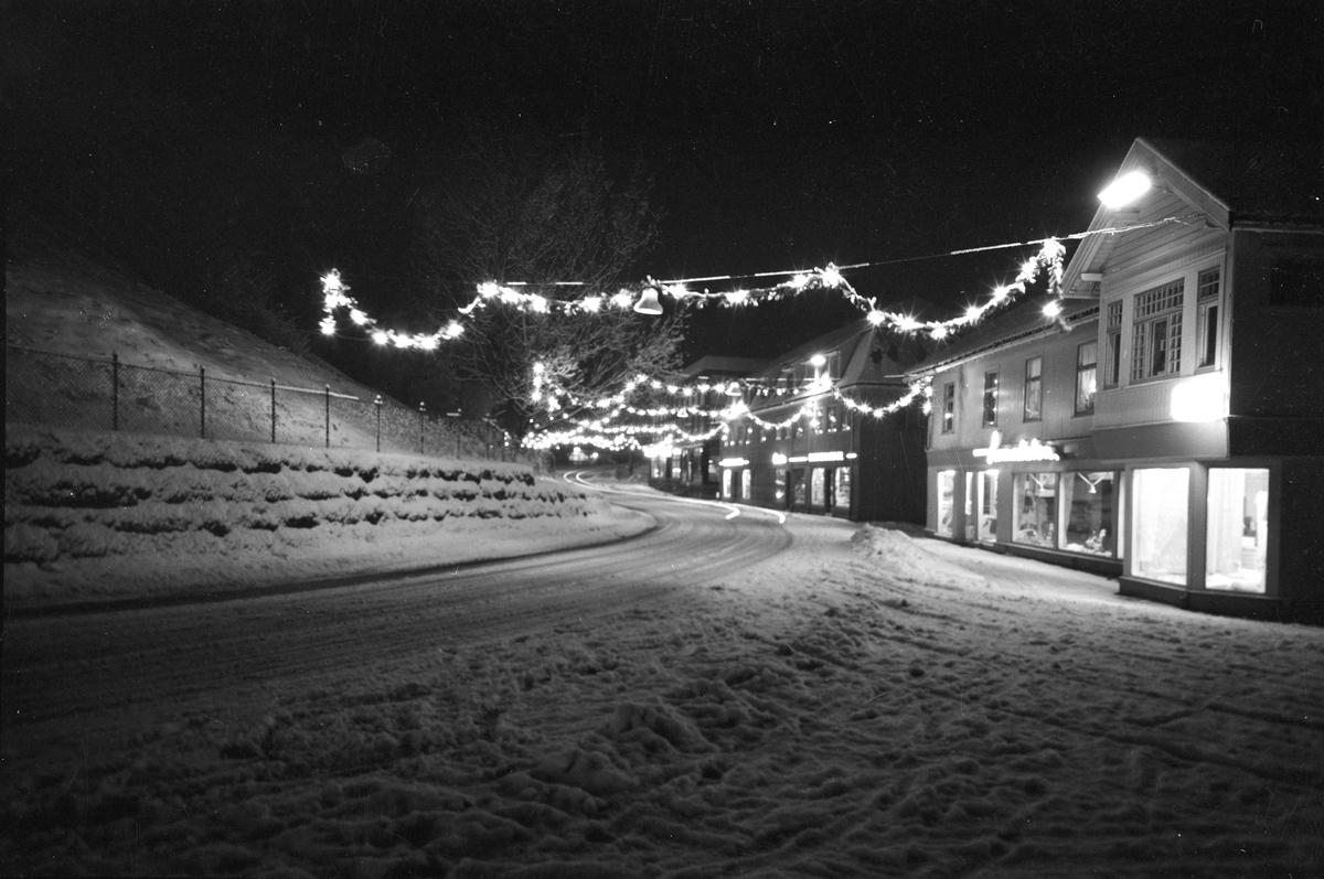 Sundet ved juletider 1964. Lomsdalsgården til høyre.
