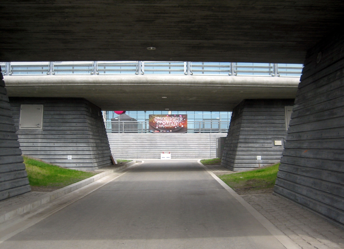 Eurovision Song Contest 2010 - Melodi Grand Prix
Fornebu - Telenor Arena. Underganger og broer passeres på vei mot arenaen.