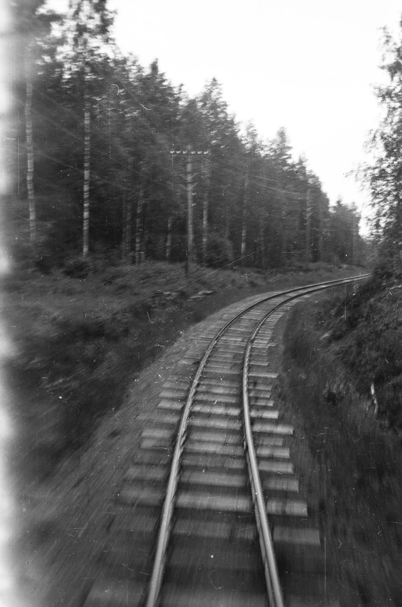 Toget underveis ned Harkerudbakken på strekningen Killingmo - Mork. Foto tatt fra endeplattformen på bakerste vogn.