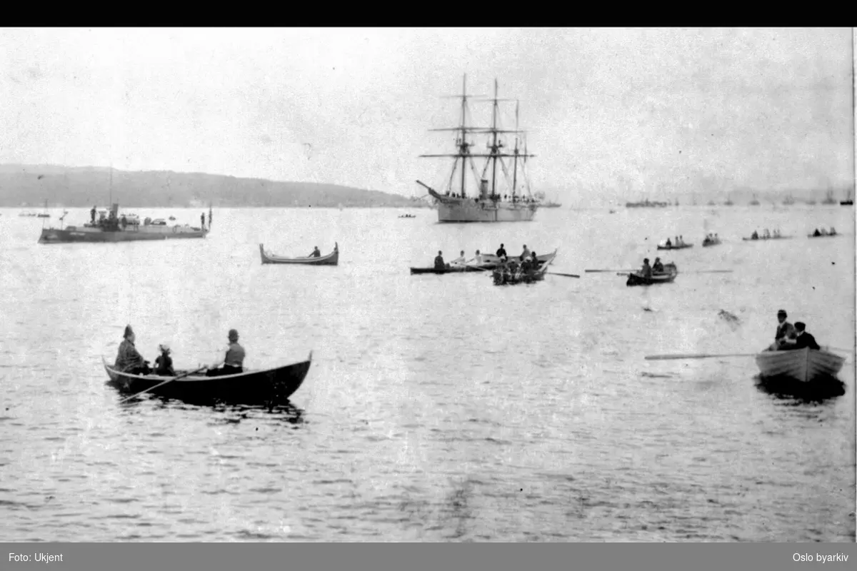 Seildamper og masse småbåter på Oslofjorden, mellom byen og Nesodden. Sannsynligvis fra den tyske keiserens besøk 1. juli 1890. Se også serien A-20031/U/0007/001 - 003.
