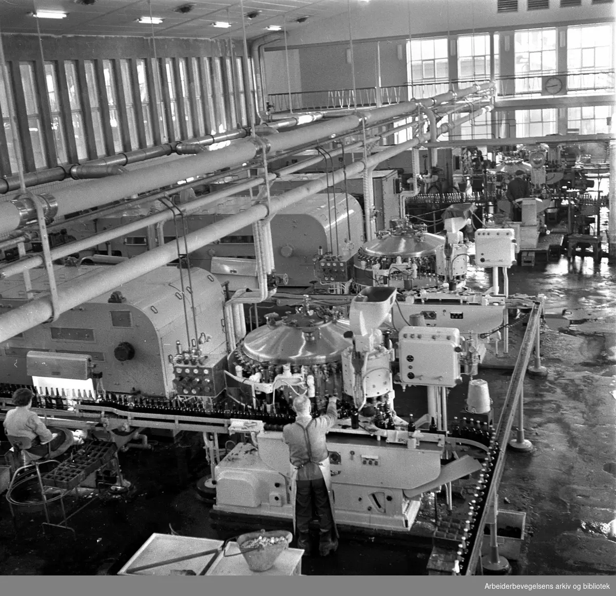 Den nye tappehallen på Ringnes Bryggeri,.februar 1958