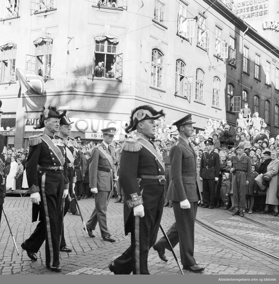 Kong Haakon VIIs gravferd - ankomst Oslo Domkirke..Bakerst fra venstre: kong Frederik 9. av Danmark, kong Gustav 6. Adolf av Sverige og kong Baudouin 1. av Belgia,.foran kronprins Olav og prins Harald,.oktober 1957