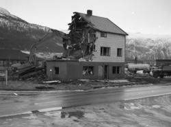 Riving av huset der hvor Nesset sparebank skal bygges.
