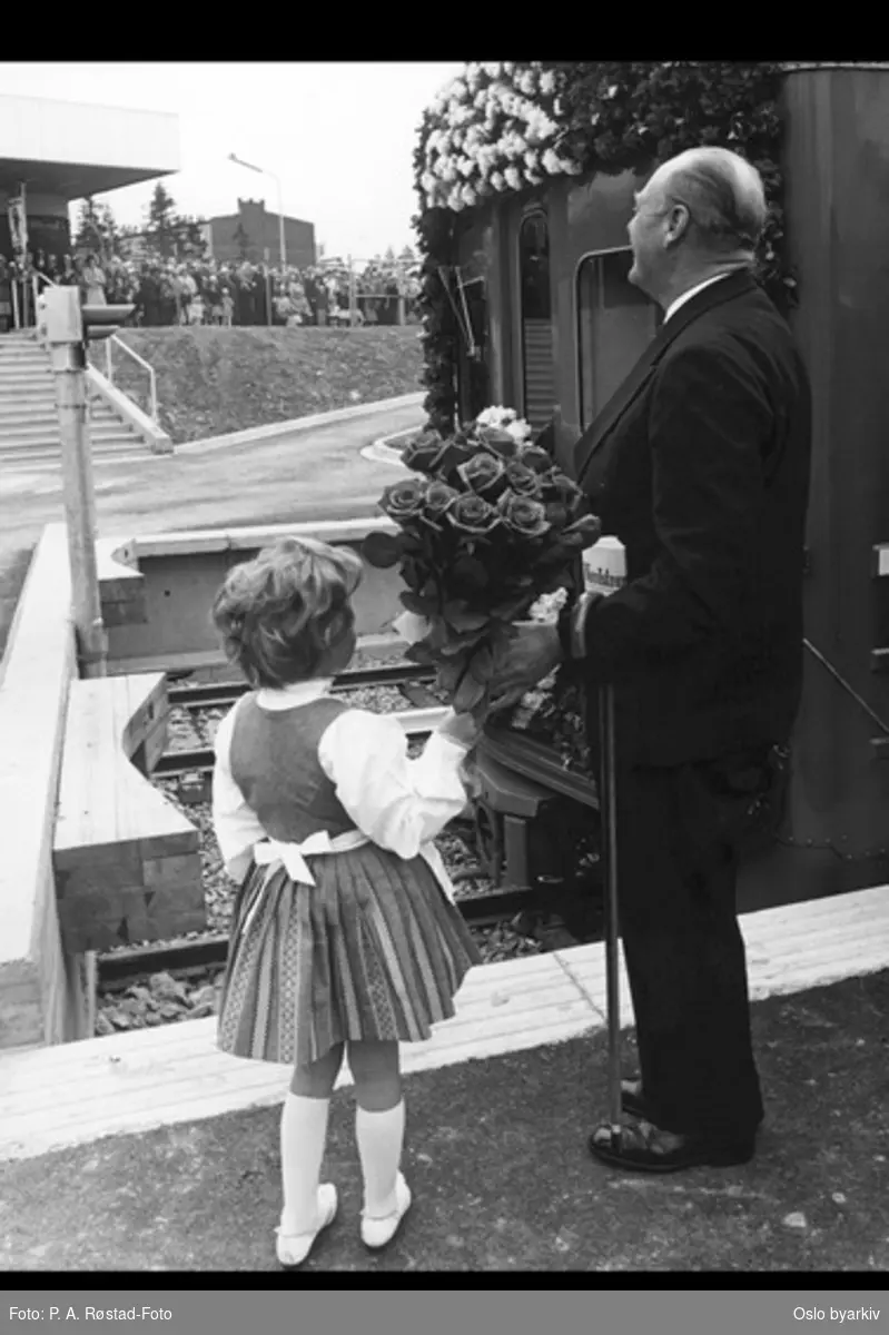 Åpning av Lambertseterbanen, 22.05.1966.Blomsteroverrekkelse på Bergkrystallen. Ukjent jente og Kong Olav.