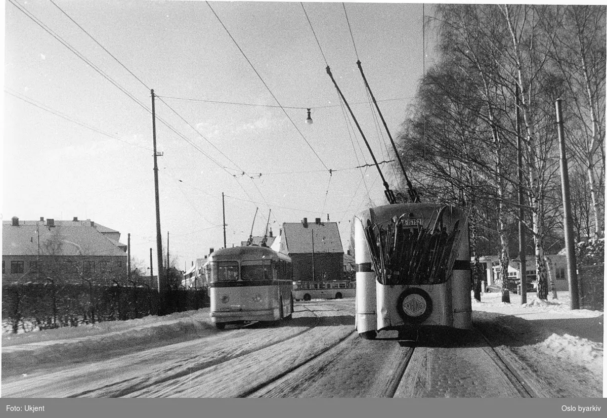 Oslo Sporveiers buss, A-15752, Strømmen/Vickers, trolleybuss med ski i skiholder / skistativ
