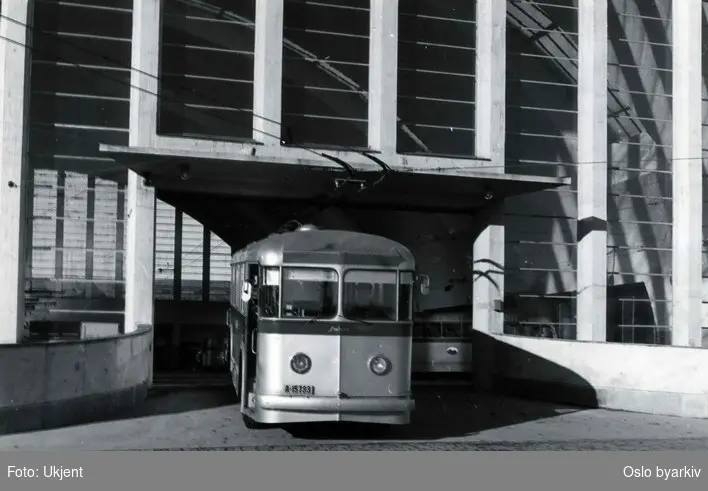 Oslo Sporveier, En 1953 Chassis Daimler Freeline buss på vei ut fra Bjølsen bussgarasje.