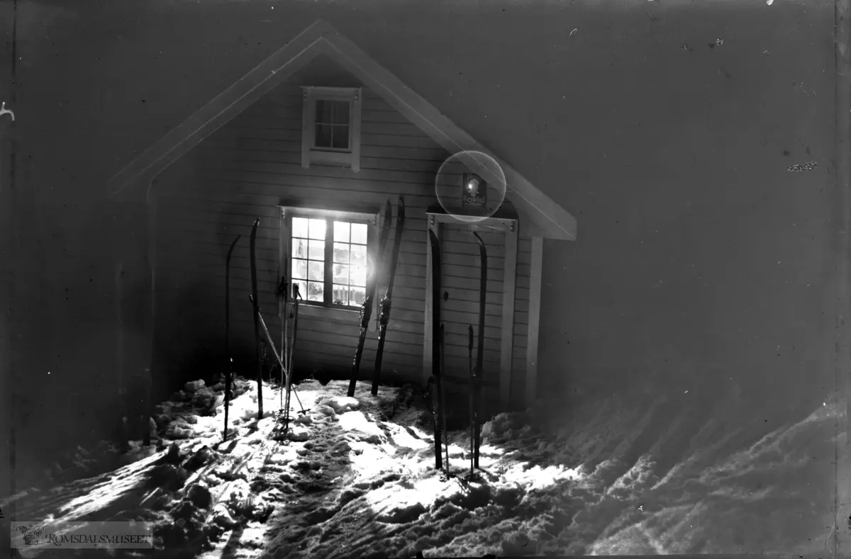 Bergs hytte "Smørblomsten". natt. .Hytta til Olaf O Berg f.1887 gnr 114 bnr 10/11..Hytten står i Langedalen mot Måsvassbu.