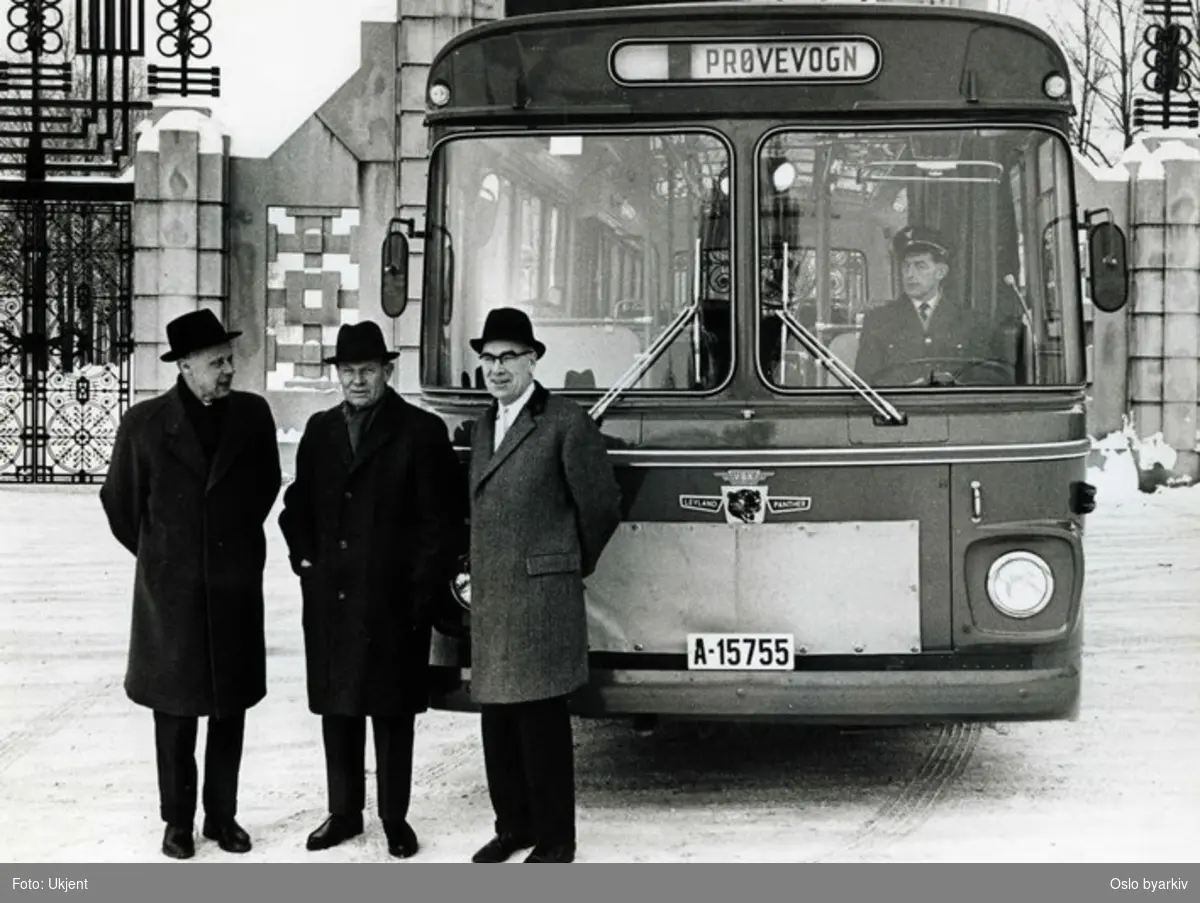 Fotografering fra prøvetur med en ny Leyland Panther buss i 1966. Fra venstre: Advokat Brynjulf Bull, sivil ingeniør Inge Vogt Nilsen og sivil ingeniør Eilif Dahl. fotografert den 19. januar 1966 utenfor hovedporten til Frognerparken / Vigelandsparken.