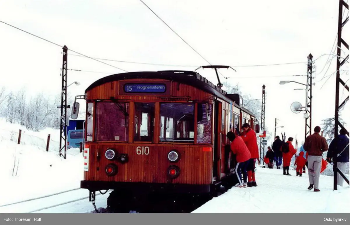 Holmenkollbanen, vogn 610, linje 15 til Frognerseteren losser passasjerer, snø, skiløpere.
