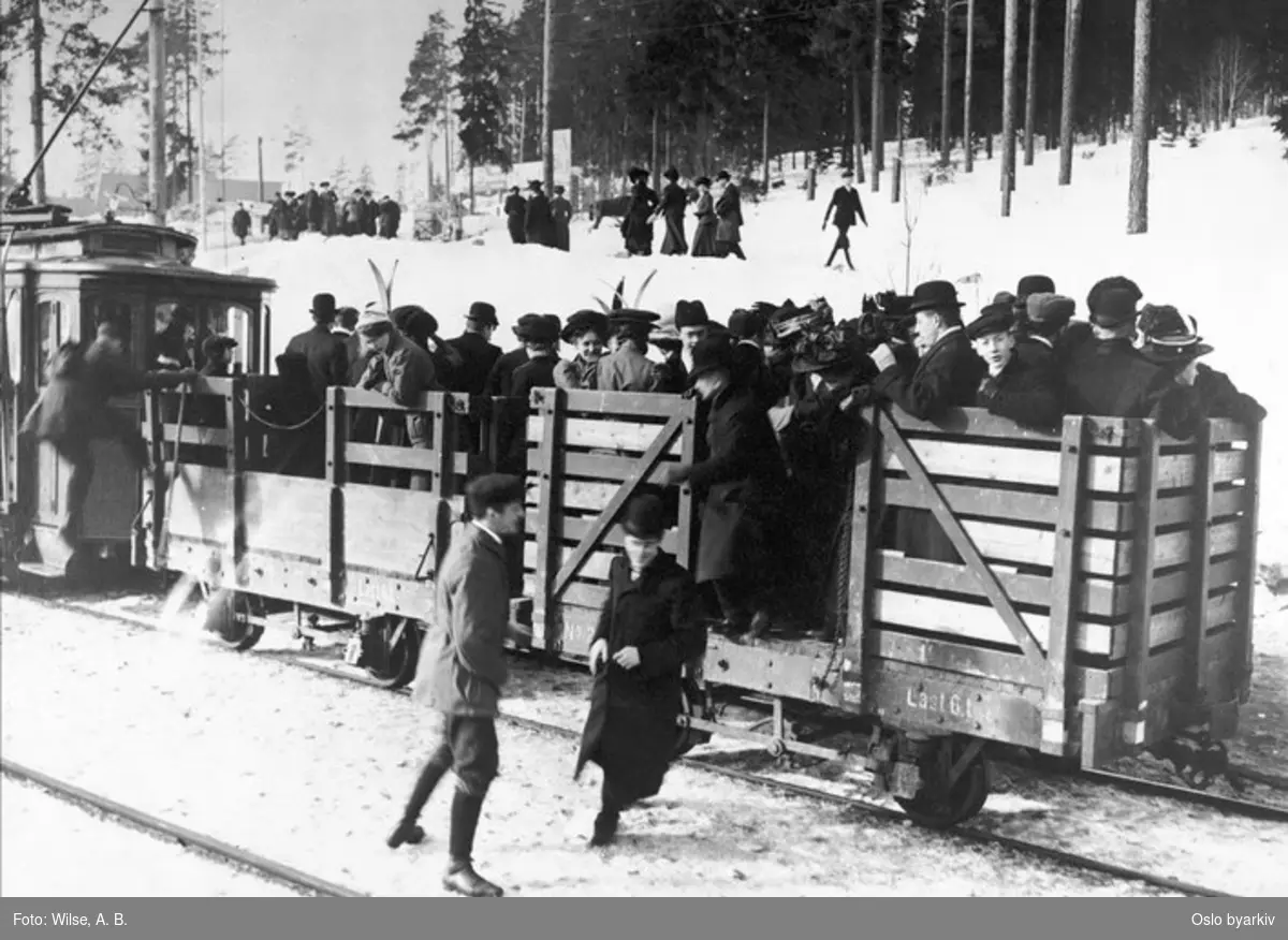 Holmenkollbanen, Åpne godsvogner som personvogner, vinter, ski, motorvogn av 1898-type.