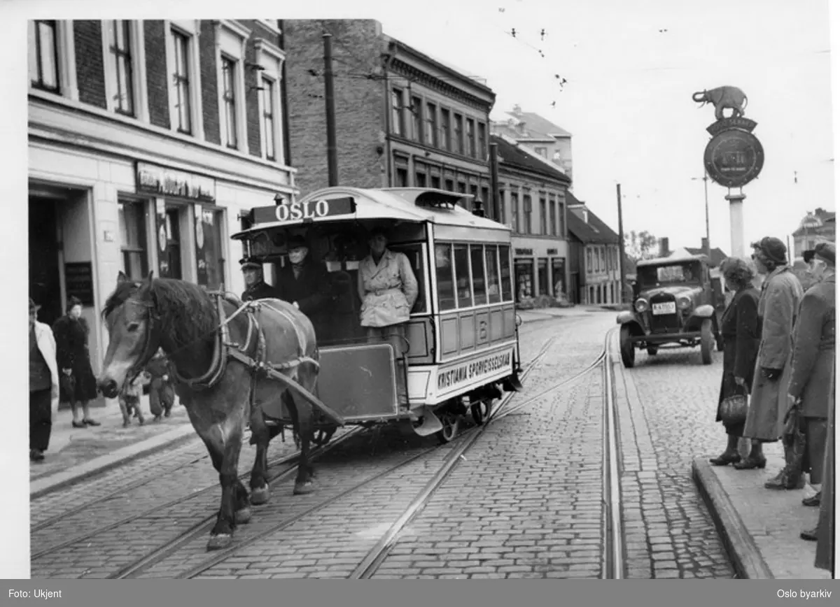 Oslo Sporveier. Grønntrikkens hestesporvogn 6 prøvekjøres i St. Halvards gate før jubileumskortesjen (Sporveien 75 år) i 1950. Vogna har kjørt ned til Galgeberg og vender i overkjøringssporet der før returen til Vålerenga vognhall. Gata ble omprofilert ganske mye her rundt 1956-57, bl.a. ble deler av bakken gravd bort.
