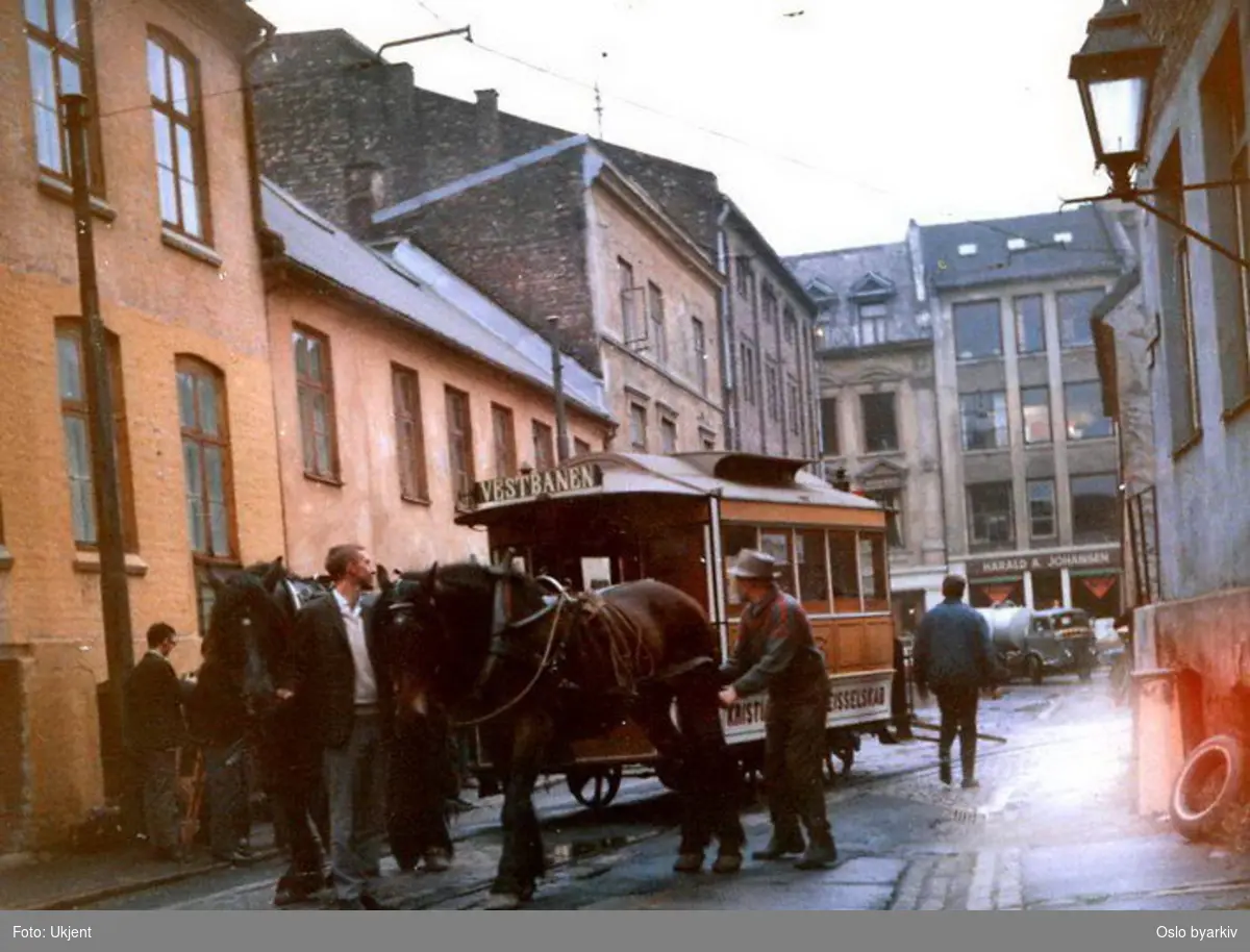 Oslo Sporveier. Hestesporvogn nr. 6 under filmopptak av filmen "Sult". Scenen med hestesporvogna ble tatt opp i Lambertseterbanens vendesløyfe i Vognmannsgata, som på den tida kun ble brukt av ekstravogner i rushtida.
