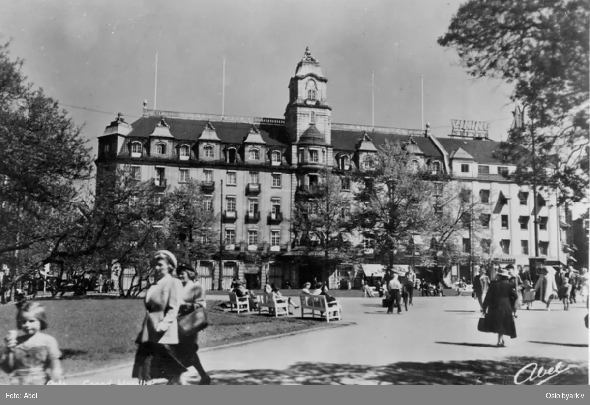 Grand Hotel, Karl Johans gate 31. Eidsvolls plass, sittebenker, spaserende. Postkort 696.