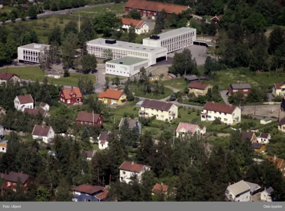Nordstrand, Munkerud skole, Oberst Rodes vei. (Flyfoto)