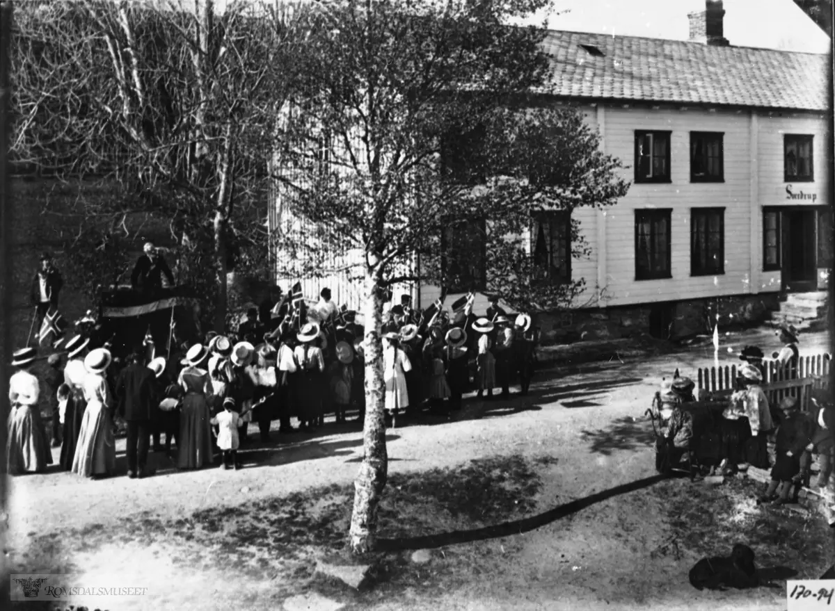17. mai 1910 i Sjøgarden. På talerstolen: Lensmann Erik Hole.....