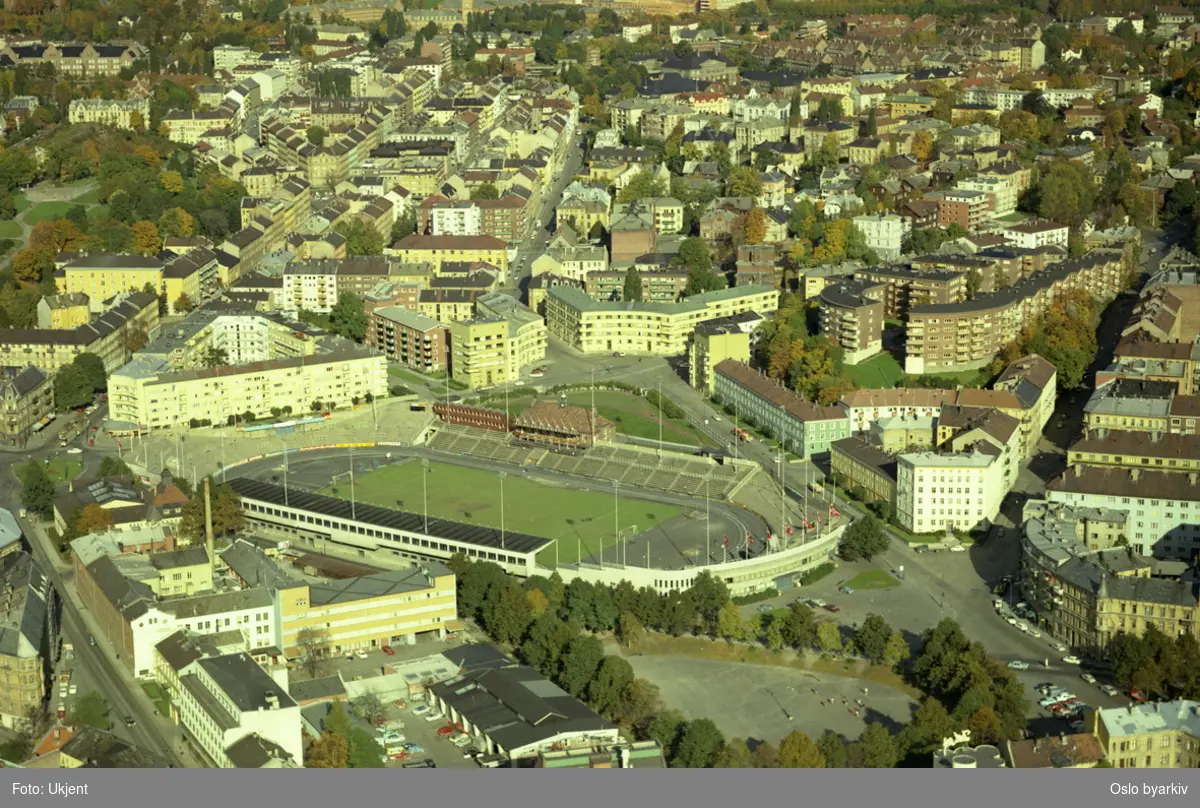 Bislett stadion. Bislettgata i front, Louises gate bak, og Sofies gate til høyre for stadion. Pilestredet til venstre, Colletts gate opp mot høyre. Bolteløkka i bakgrunnen. (Flyfoto)