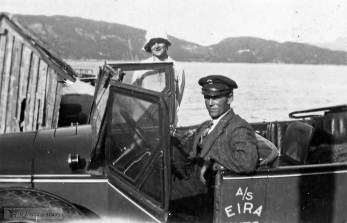 En av de første bilene til A/S Eira Auto i Eresfjord..Bilen er en 7 seters Buick mod ca 1926...A/S Eira Automobilselskap ble startet i 1920 med ruter mellom Eikesdalsvatnet (Øverås) og Molde. Selskapet kjøpte i 1927 (brukt) en Buick registrert T-484. Selskapet ble avviklet i 1930, men driften fortsatte med Torbjørn Frisvoll. I 1963 gikk Frisvoll sammen med Eidsvåg Auto v/ Torstein Alstad og etablerte Eira-Eidsvåg Billag (EEB). EEB ble i 1982 fusjonert med Kristiansund-Oppdal Auto (KOA), og de første åra var selskapsnavnet KOA-EEB A/S.