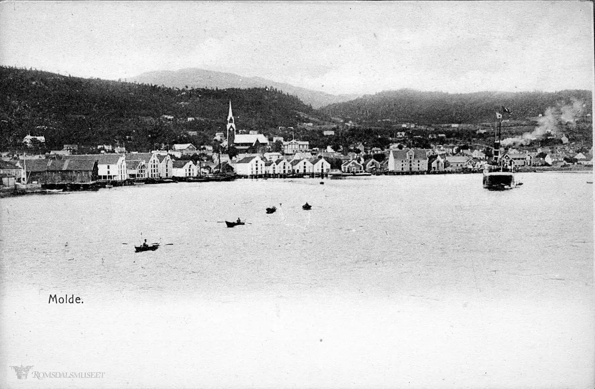 Molde by sett fra sør., Molde sett fra fjorden med kirken. Båten til høyre heter D/S Capella og tilhørte det Bergenske D/S. Postkort. Arkiv. O3316.