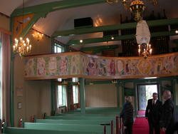 Otrøy kirke, Ugelvik, ..Gallerifronten er malt av Gunnar Hau