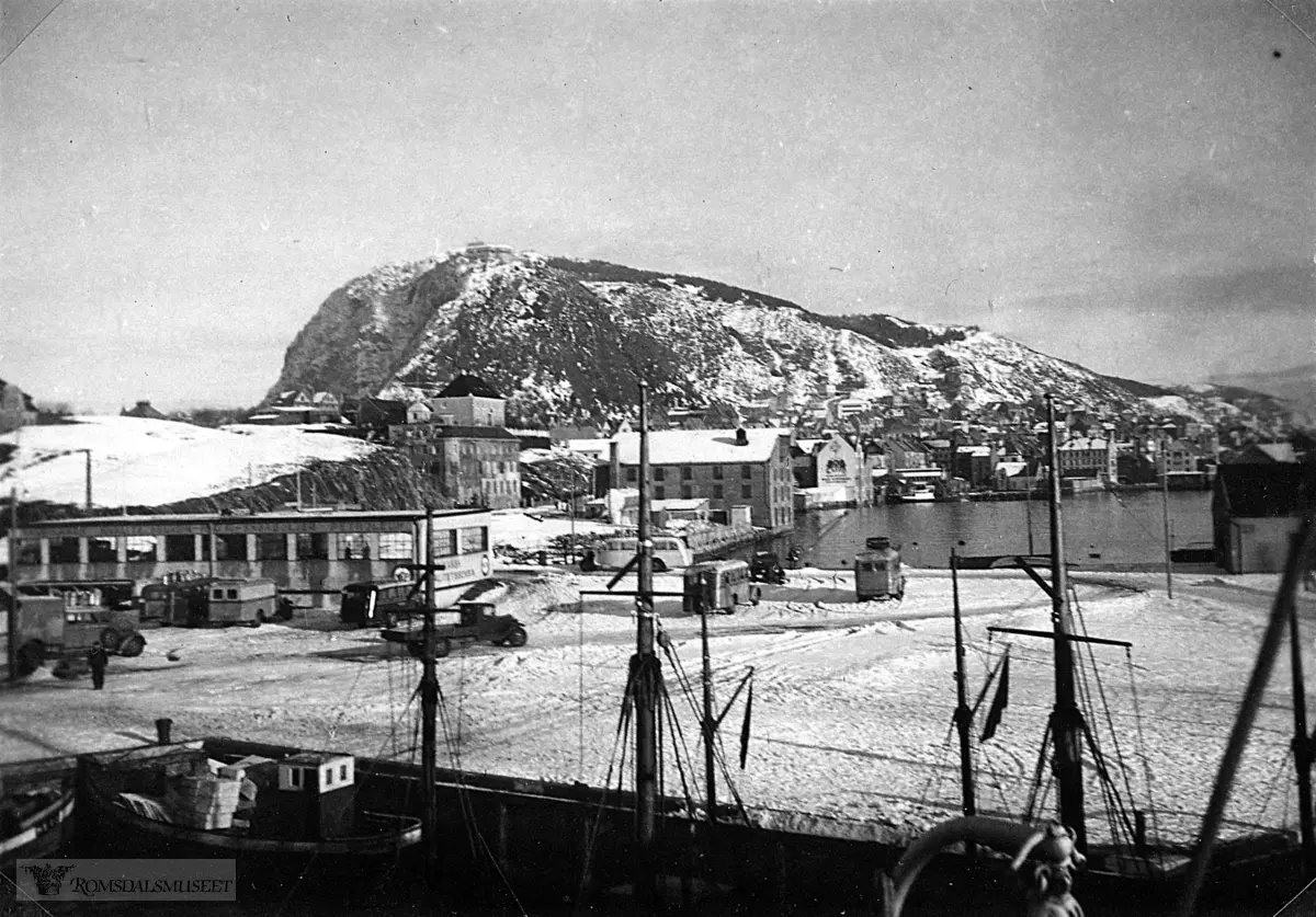 Ålesund (Bilder tatt av Tyske marinesoldater fra Hafenschutzflottille Molde) ..