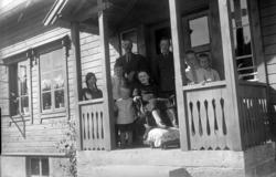 Familien Fylling i Grønnes på trappa. Til v. Borgny som var 
