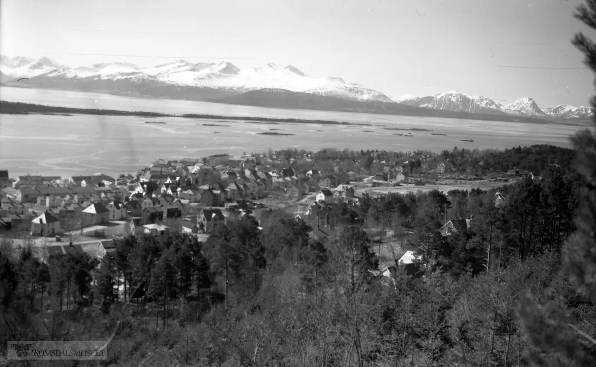 Molde by sett fra nord..(Bilde tatt mellom 18.03.1951 og 08.07.1951)