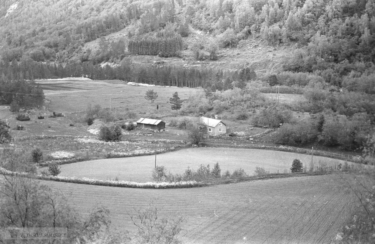 nærmest ligger Geilan, så Brynnreiten, Pereiten med hus..I bakgrunnen til venstre, Moen der det var idrettsplass fram til området ble dyrket.