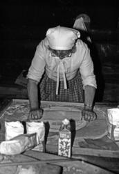 Matlaging under olsok på Romsdalsmuseet i 1986. .(aktører fr