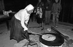 Olsok på Romsdalsmuseet 1986. .Matlaging på Romsdalsmuseet. 
