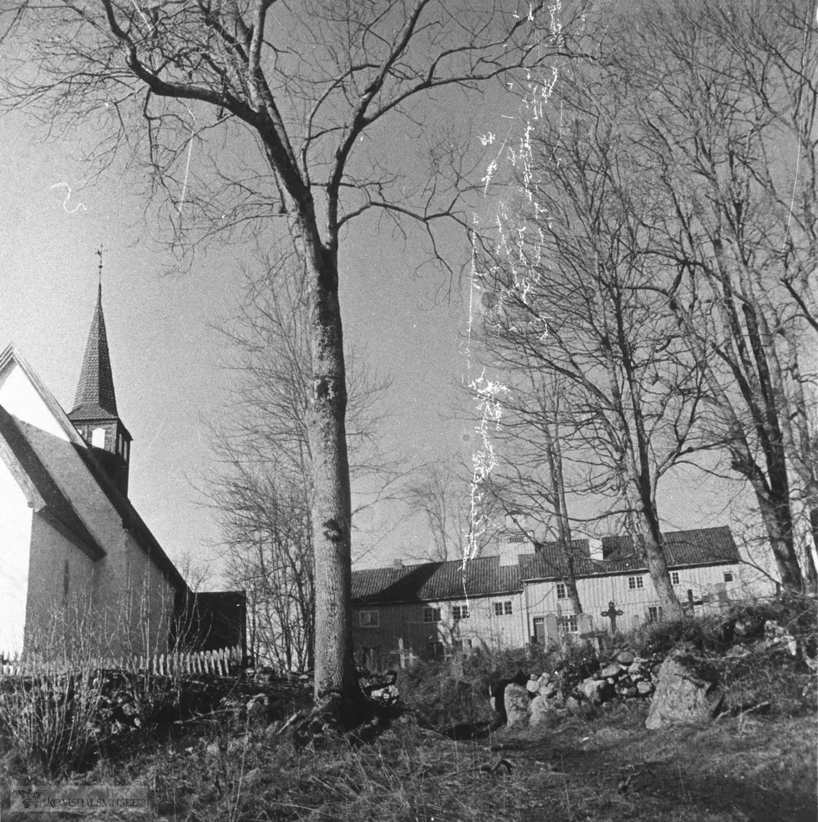 Williamsborg med Veøy kirke til venstre.