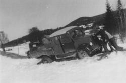 Lastebil som har kjørt seg fast på vinterføre...Tyske bilder