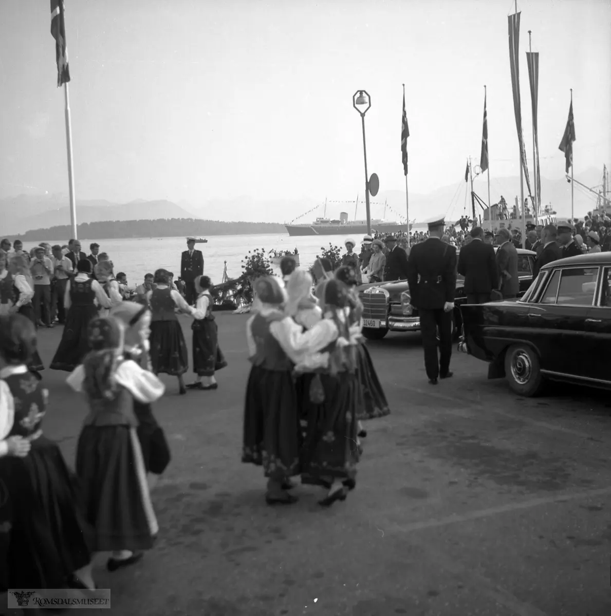 HMY Britannia på Moldefjorden..Dronning Elizabeth II og Kong Olav V og deres familier under feriebesøket i Romsdal 9.august..Leikarringen danser.