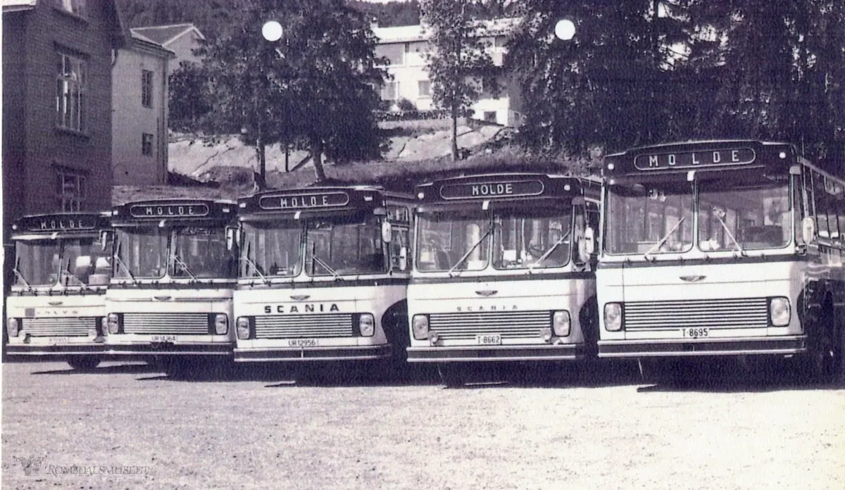 Dette er fem busser som ble levert til Aarø og Molde Auto A/S og Hjelset Auto A/S i årene 1970-1972. Bussene var lakkert gul og mørk blå. Fra 1. januar 1973 gikk disse to selskapene inn i Aarø-Batnfjord-Kleive Auto A/S, seinere navnebytte til Molde Bilruter. Det nye selskapet flyttet straks inn i nytt anlegg i Fannestrandvegen 71..Bussen helt til venstre er UR10955, se ellers eget bilde på R.Fot.34382..(fra Oddbjørn Skjørsæter sine samlinger i Romsdalsarkivet)