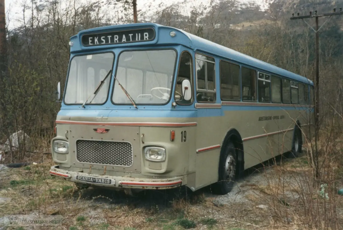 Kristiansund - Oppdal Auto.Denne bussen ble registrert nummer T-6019 1. februar 1967. Dermed fikk den internnummer 19 som vi ser på rett under sidespeilet. Det var en Scania-Vabis BF76 og karosseriet ble bygd ved Kristiansund Lettmetall. Bussen hadde 40 sitteplasser, langrutestoler med høy seterygg. Midt på 1970-tallet ble langrutestolene byttet ut med sofaseter og den fikk da 48 sitteplasser. Den ble satt inn i skoleruter og ble omregistrert til UX18608..(fra Oddbjørn Skjørsæter sine samlinger i Romsdalsarkivet)