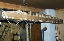 I verkstedet til skimaker Trygve Holen..(Se Romsdal Sogelag 