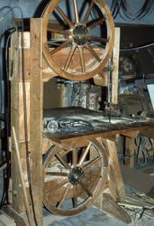 I verkstedet til skimaker Trygve Holen..(Se Romsdal Sogelag 