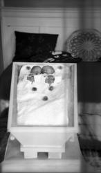 (A016)."Tatt i april 1944 på Hollingen i begravelse og noen 