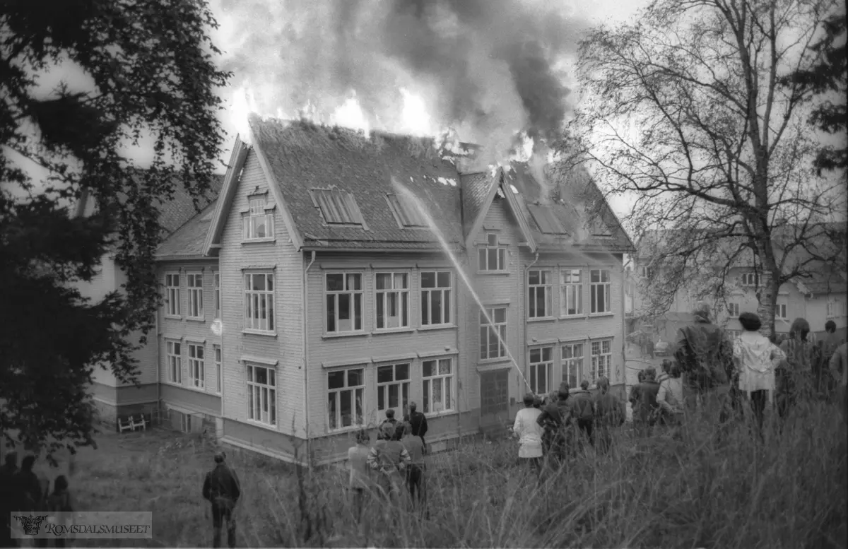 Molde folkeskole øvre vei 23 brenner høsten 1977..(Bilder fra serien brukt i RB 21/10-1977)