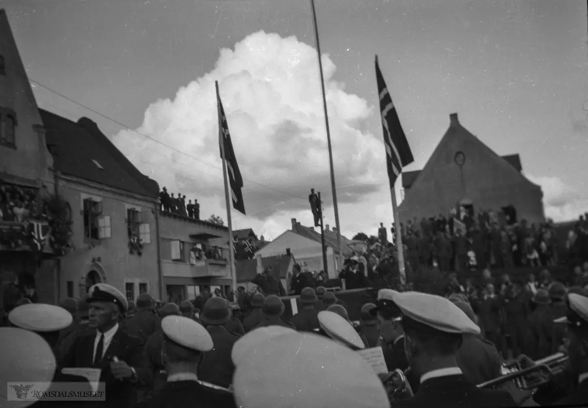 Kronprins Olav sin ankomst til Molde etter frigjøringen..(se boka "Med Kongefamilien gjennom Romsdal 1906-1982")