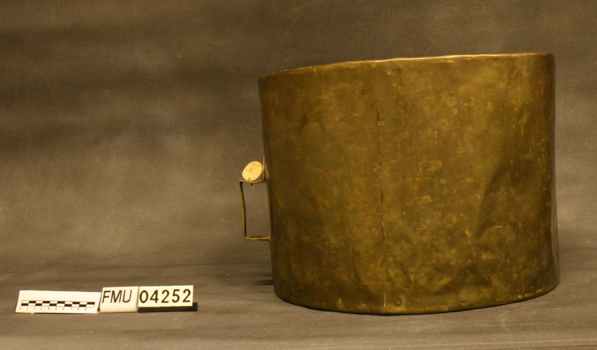 Avkortet messingsylinder, hvorved kronen over Riksvåpnet 1721 er bortskåret. Høyde 28 cm, diameter 37 cm.
Som på FMU 013137 har kobbersmeden Rosenborg innrisset sitt navn på siden av elefanten under våpnet.
Modell 1750.