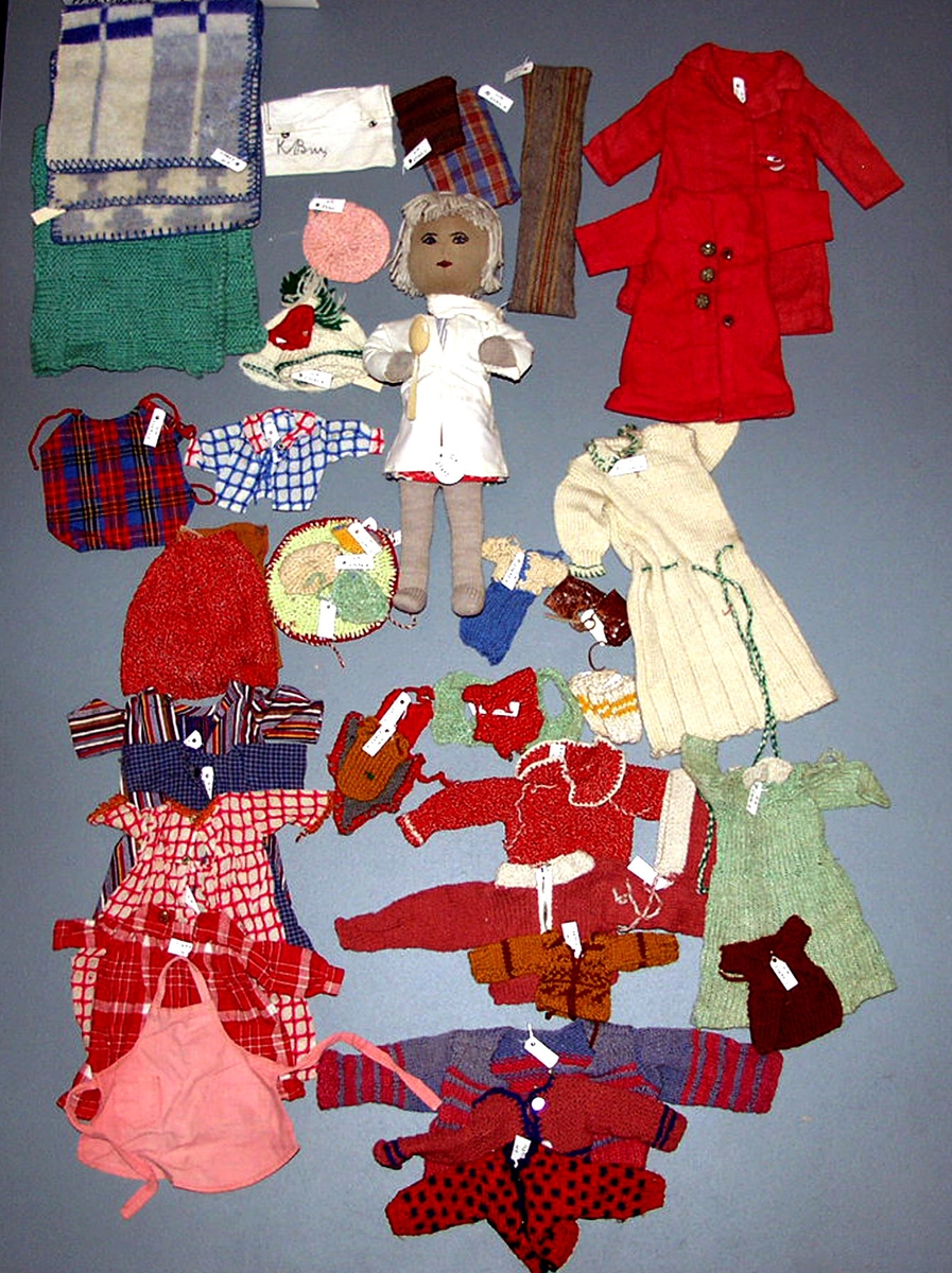 Dukkeklær (dokkeklær). 
Havard Bru`s samlinger. 
Diverse dukkeklær i forskjellige teknikker, sydd-strikket. En tøy dukke. 
Numrene fra GM27687 til 27703. 