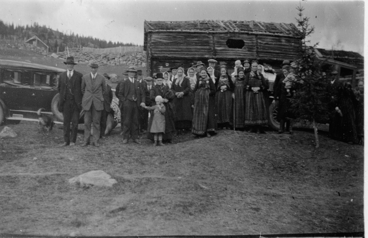 Bergravelse etter Guri Olsdtr.Rust Haugen f.1847 d.1934.
Dress,bunad,kiste