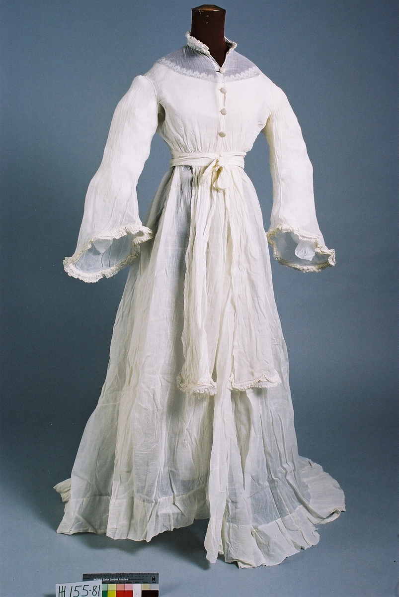 Form: Todelt kjole med langermet bluseliv, utskrådd skjørt med slep. 
