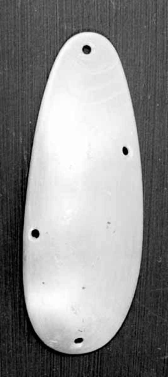 Skjesluk, brukt av Brynjulf Styve i lågen. 
Sluken er blank med et hull i hver ende og et hull på hver side til feste av kroker. 