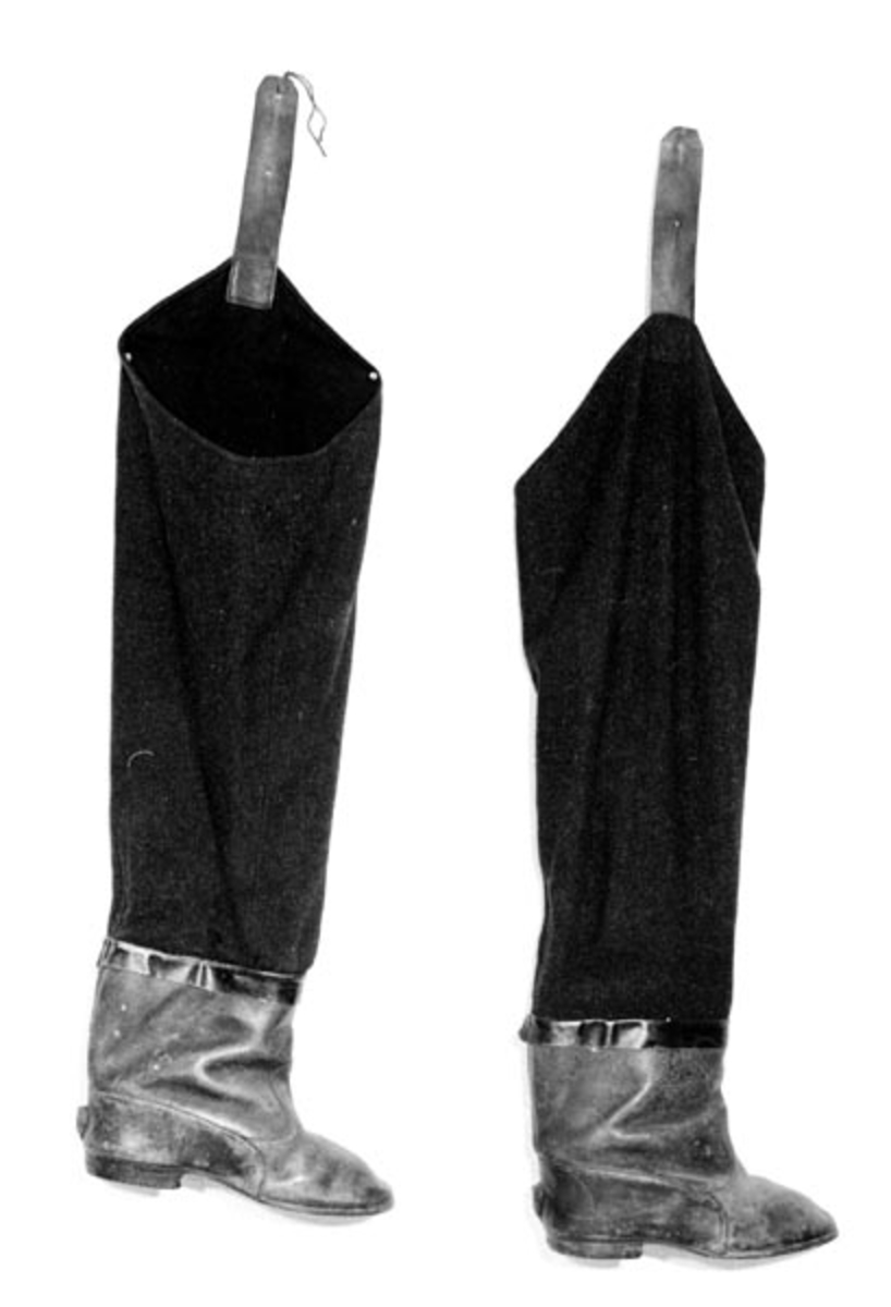 Støvlene har pluggede såler. De har skaft av vadmel foret med et noe tynnere stoff. Yttersiden har et mørkt gråmelert stoff, mens innsiden har mørkeblå farge. Skaftene går opp i en spiss på utsida og der er festet en lærstropp med knapphull i. I hælen er det slått inn spiker for initialene "TR". Støvlene er laget av giverens far, Oluf Rasch, i 1923 da giveren begynte som tømmermåler. Oluf Rasch var skomaker og håndverker i lærtøy på Terningmoen. Han var sersjant. Kjørestøvlene ble brukt under reise om vinteren, men ble tatt av under merking. 
En gang hadde giveren dem på under merking, 36 gr. kulde på Steinvik i Stor-Elvdal.
